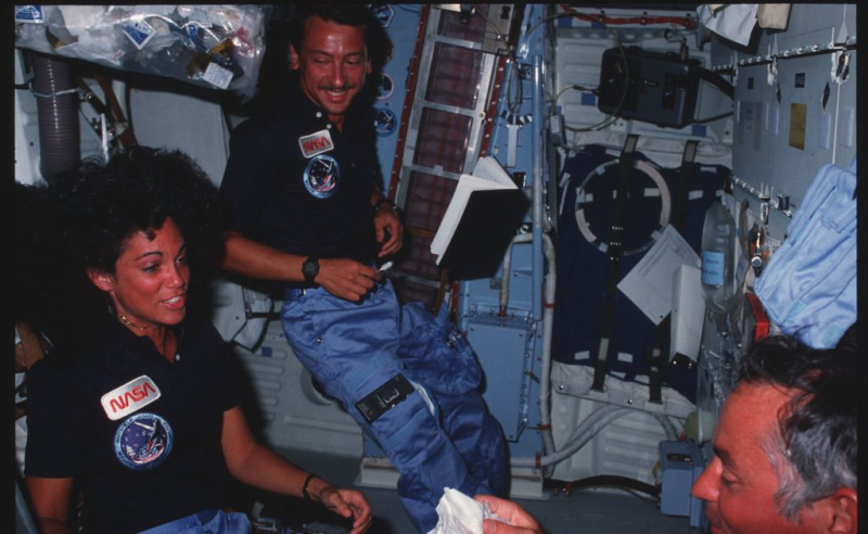 Astronauta Judith Resnik na pokładzie Discovery.