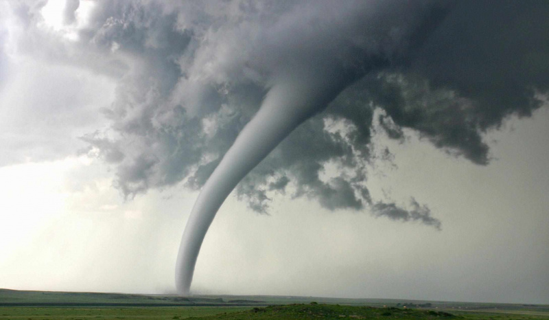 Tornado som rører seg på en gressmark.
