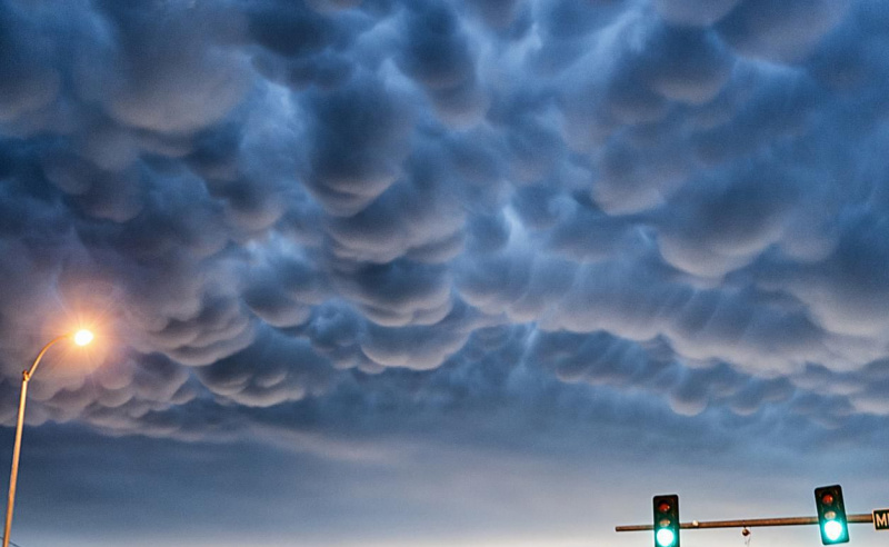 Mammatus-skyer over et trafikklys.
