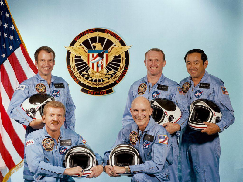 Załoga STS 51C, w tym Ellison Onizuka.