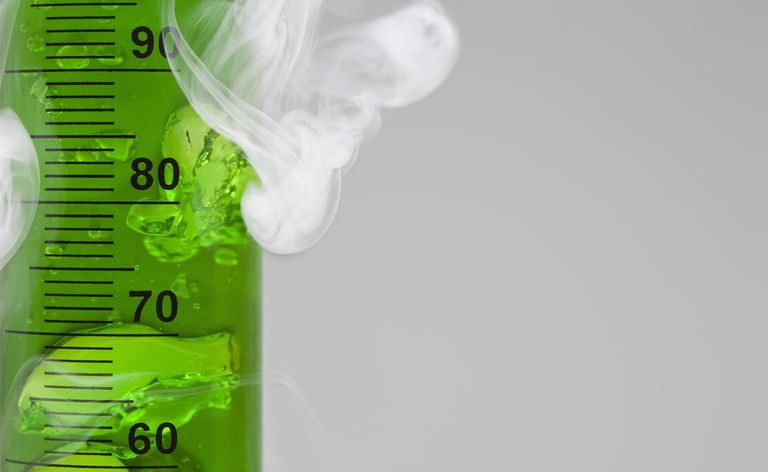 Uma reação química pode produzir fumaça, bolhas ou mudança de cor.