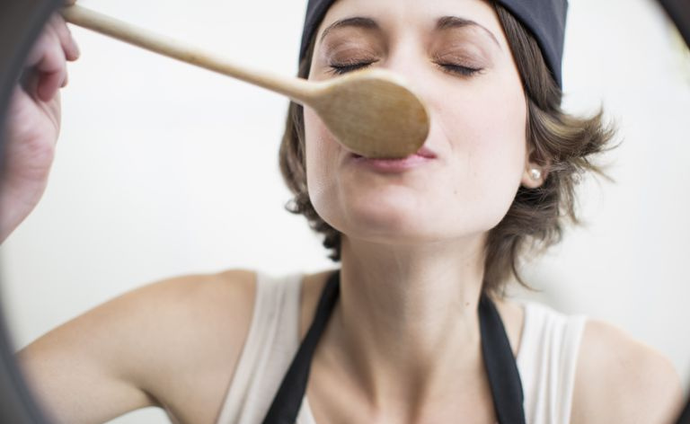 Chef féminin dégustant des aliments à partir d