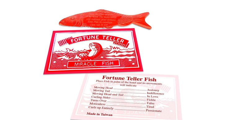 Fortune Teller Magic Fish uz balta fona.