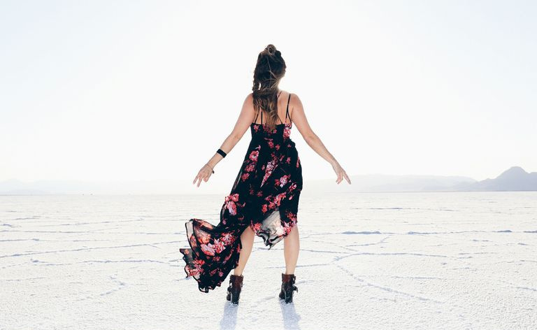 Ženska s hrbtom obrnjena v kamero stoji sama na Bonneville Salt Flats