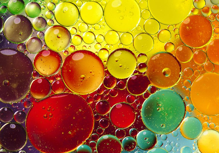 Emulsion aus Öl und Wasser.