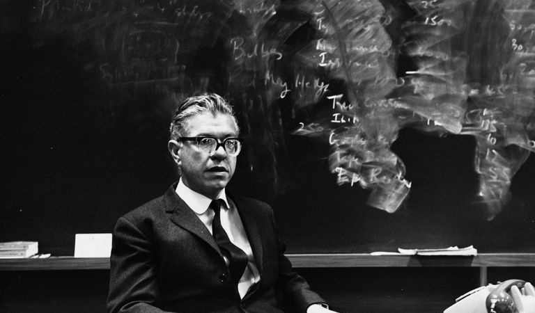 Porträt von Fred Hoyle in seinem Labor