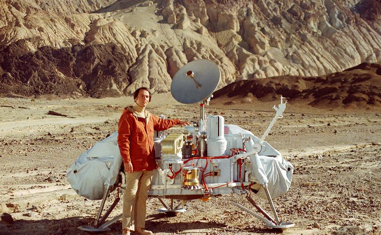 carl sagan med viking lander