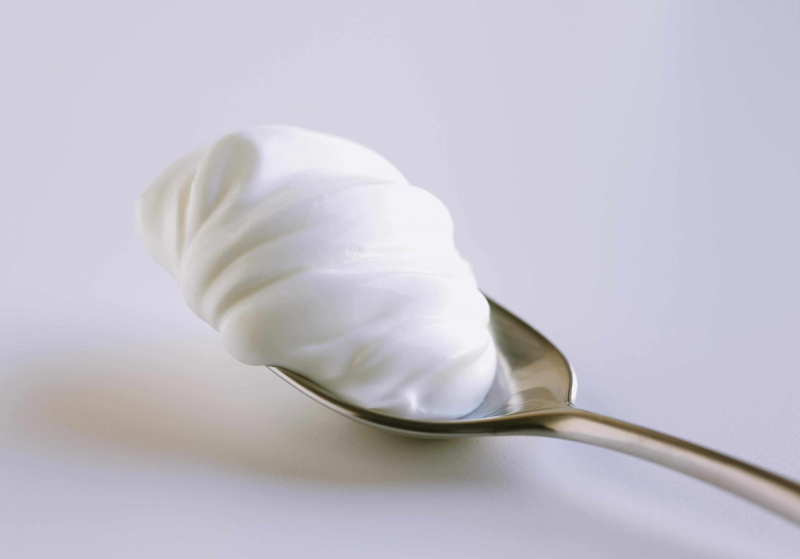 Una cucchiaiata di panna acida su un cucchiaio
