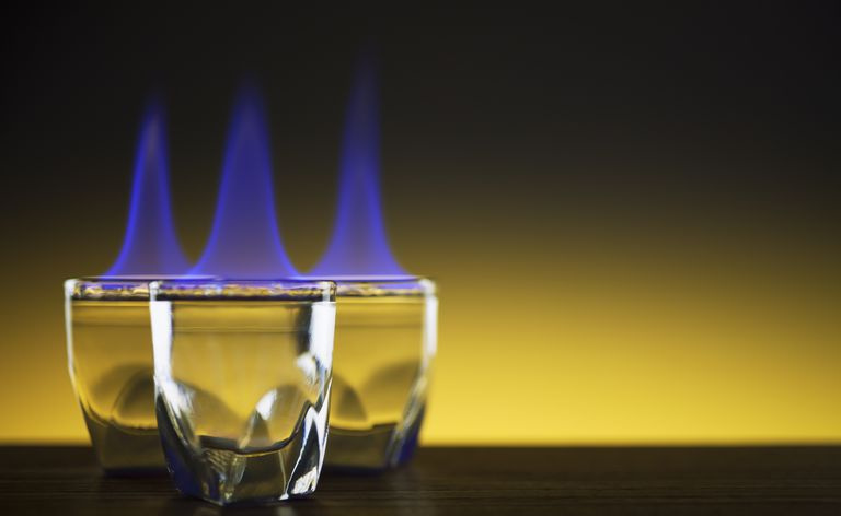 Il gel infiammabile è la base per una semplice candela in gel.