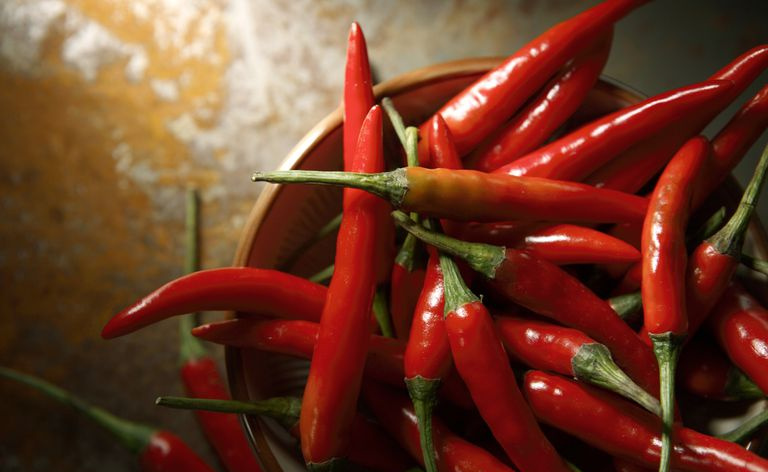 Tazón de pimientos rojos de cerca.