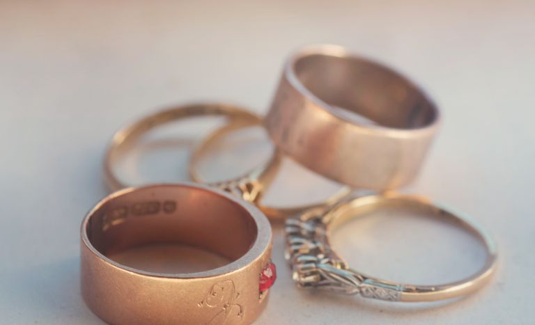 Anillos de oro en la mesa