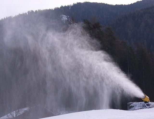 Jeśli temperatura jest wystarczająco niska, możesz sam zrobić śnieg!