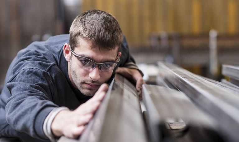 Trabajador en una tienda de acero