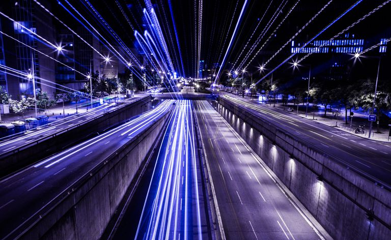 Lichter streifen eine Autobahn entlang