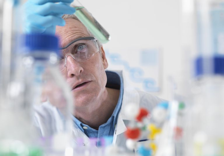 Un ricercatore che lavora in un laboratorio