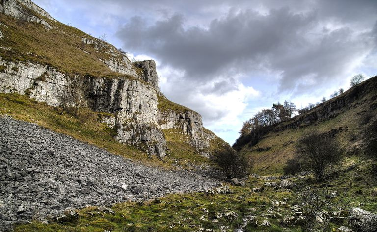Kalksteinfelsen in Lathkill Dale