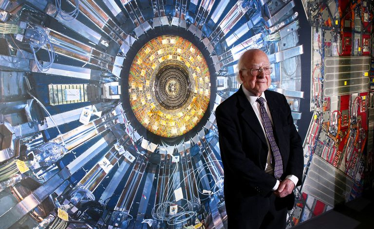 O professor Peter Higgs está na frente de uma imagem do Grande Colisor de Hádrons