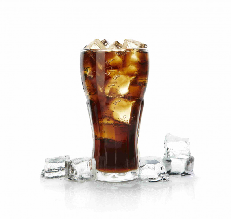 Cola i inne napoje bezalkoholowe często zawierają bromowany olej roślinny.