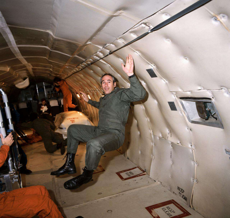 Gregory B. Jarvis durante o treinamento para sua missão no ônibus espacial
