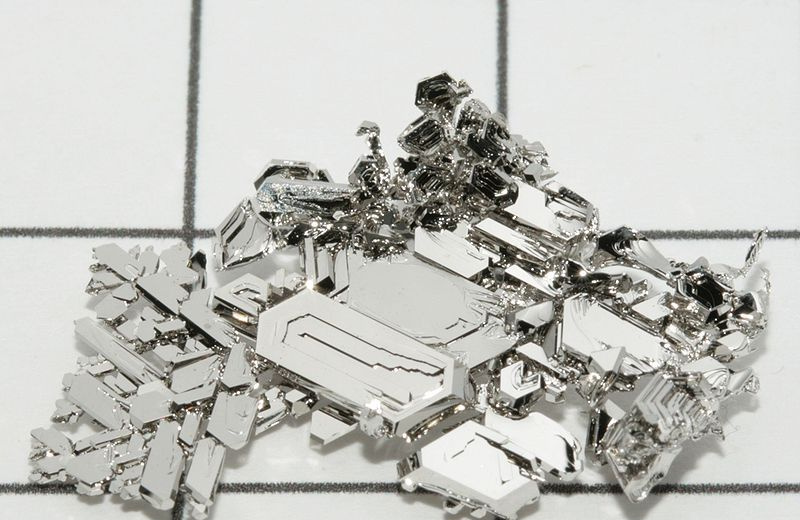 A platina é um metal de transição denso, branco-acinzentado.