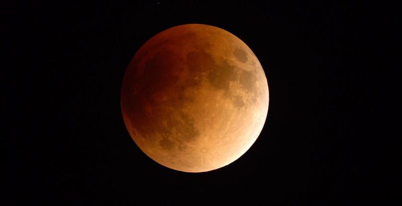 Une éclipse lunaire vue à travers le télescope de l
