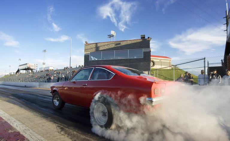 Červené pretekárske auto na Drag Strip