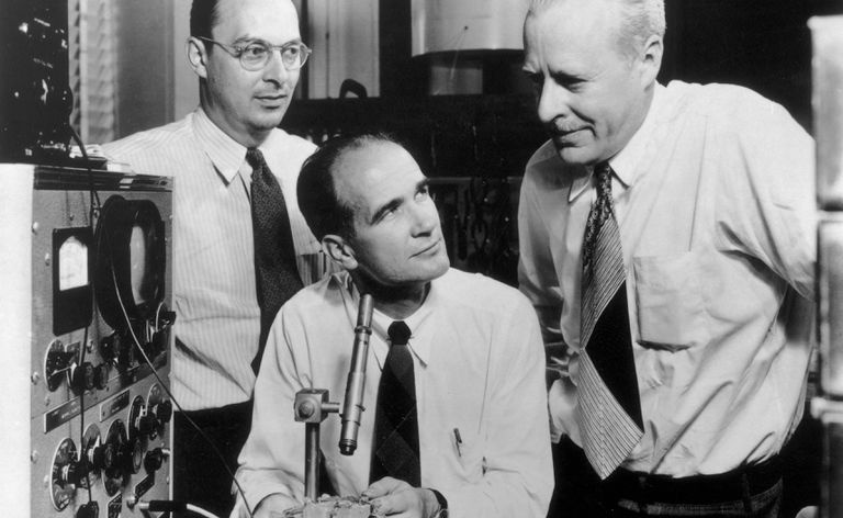 Laureat Nagrody Nobla (od lewej do prawej) John Bardeen (1908 - 1991), William Shockley (1910 - 1989) i Walter Brattain (1902 - 1987), który wynalazł tranzystory, przeprowadzają eksperyment.