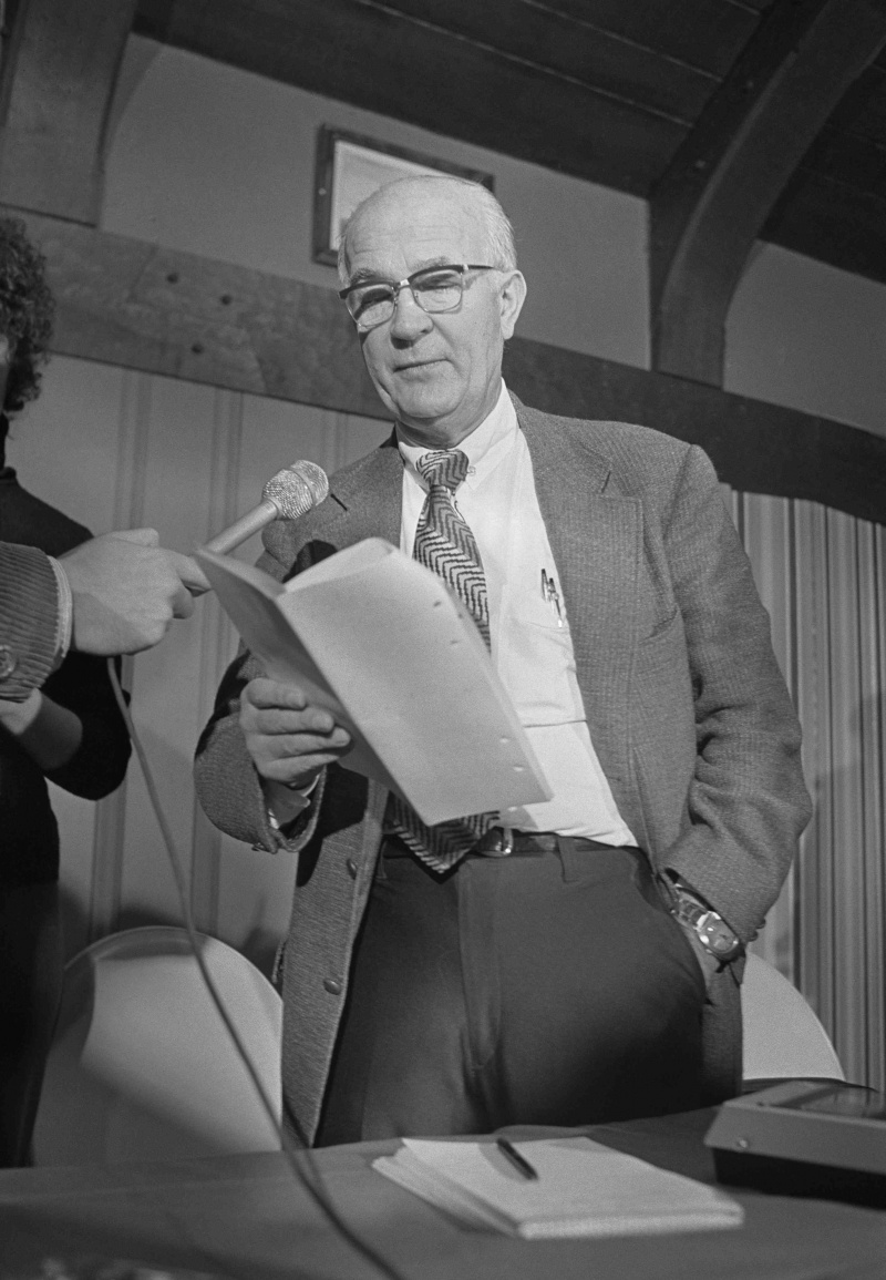 William Shockley rozmawia z dziennikarzami z notatkami w ręku