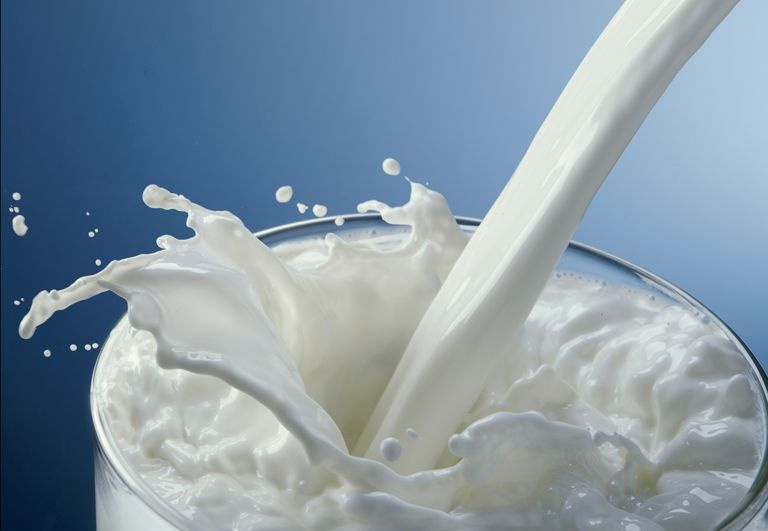 Milch wird in ein Glas gegossen