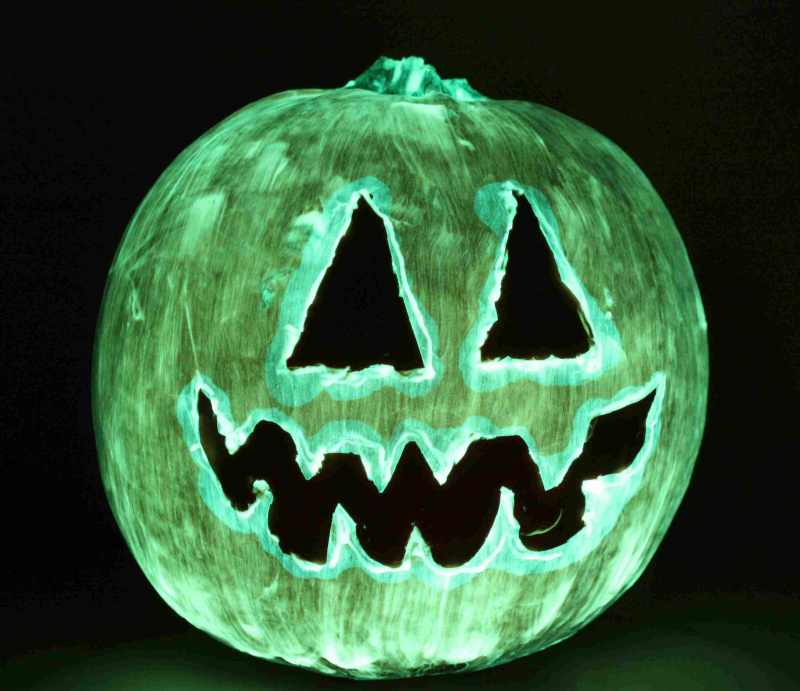Esta assustadora abóbora de Halloween brilha no escuro.