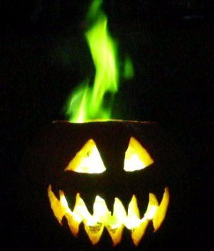 Este jack-o-lantern de Halloween está cheio de fogo verde.