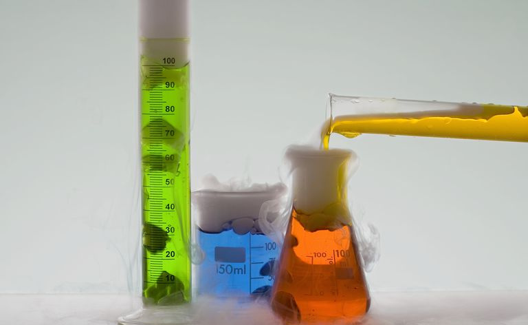 En general, si una reacción química convierte sólidos en líquidos o líquidos en gases, el cambio de entropía tendrá un valor positivo.