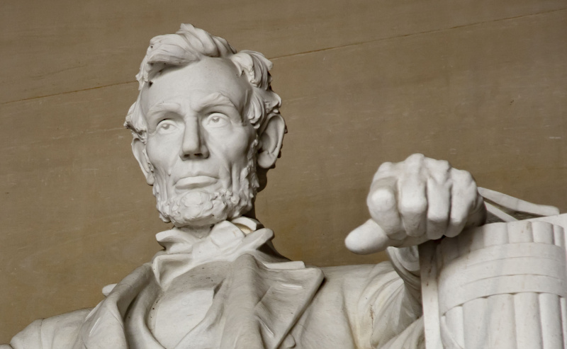 La estatua de Abraham Lincoln en el Lincoln Memorial está hecha de mármol blanco.