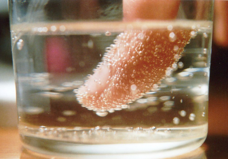 Kohlendioxidblasen bilden sich auf einem Finger.