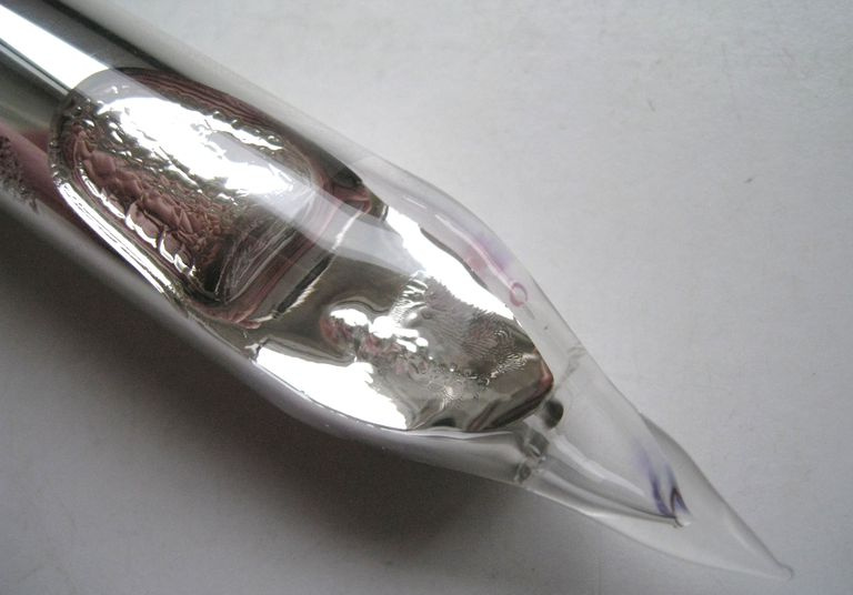 これは純粋な液体ルビジウム金属のサンプルです。