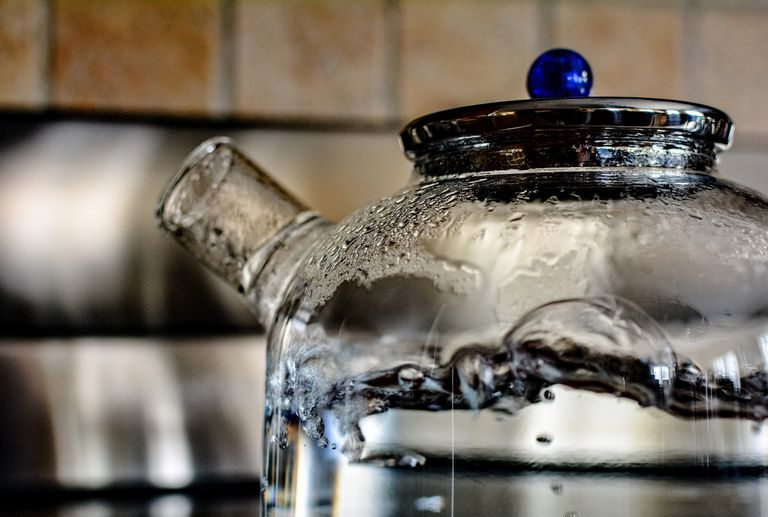 Kochendes Wasser in einer Teekanne