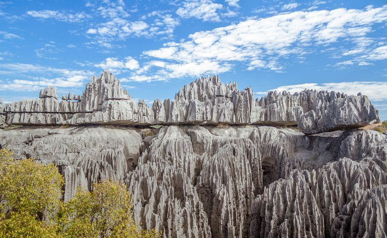 La grande formation de calcaire karstique dans la réserve naturelle intégrale du Tsingy de Bemaraha près de la côte ouest de Madagascar