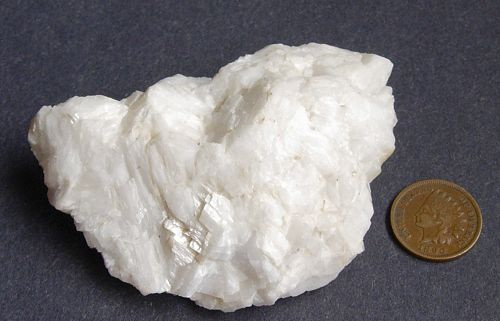 La roche dolomitique est une roche sédimentaire blanche ou légèrement teintée composée en grande partie de dolomite minérale de carbonate de calcium-magnésium