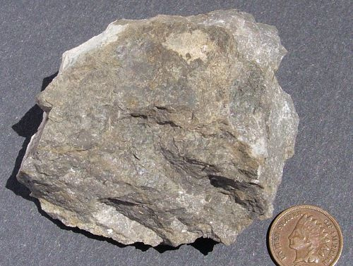 Le calcaire est une roche sédimentaire composée de carbonate de calcium généralement dérivé des restes de coquilles d