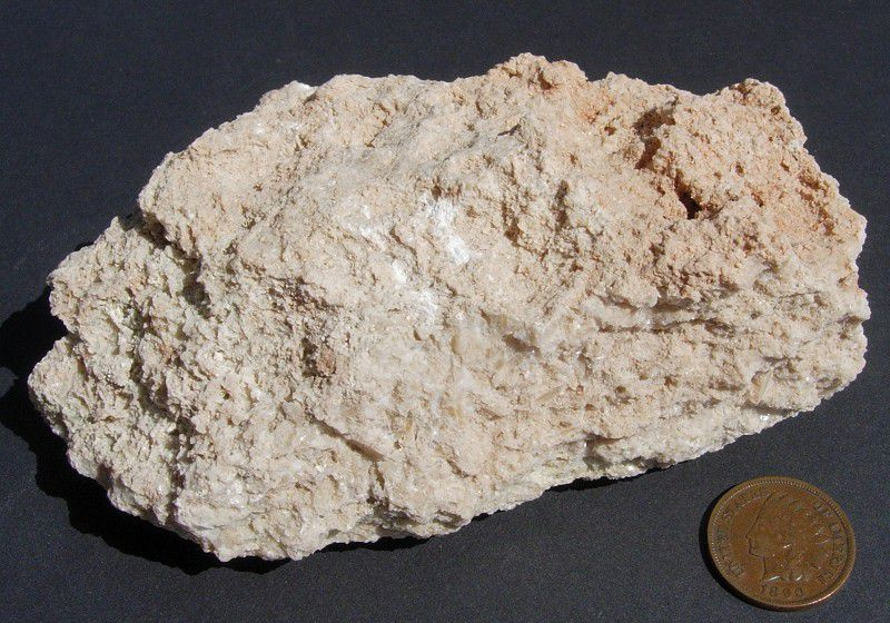Le gypse de roche est un exemple de roche évaporite