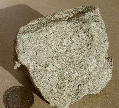 Un morceau de grès, une roche sédimentaire généralement composée principalement de quartz
