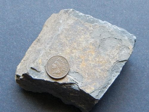 Un bloc de schiste gris, qui se divise généralement en couches