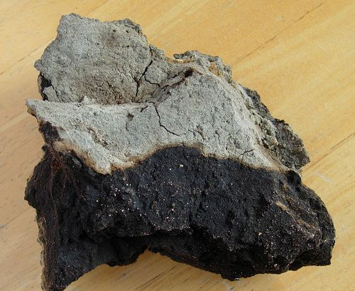 Asphalte naturel noir et poivré provenant d