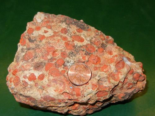 La bauxite, une roche grise à brun rougeâtre, est le principal minerai d