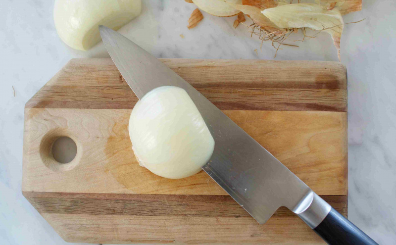 Cipolle e coltello su un tagliere