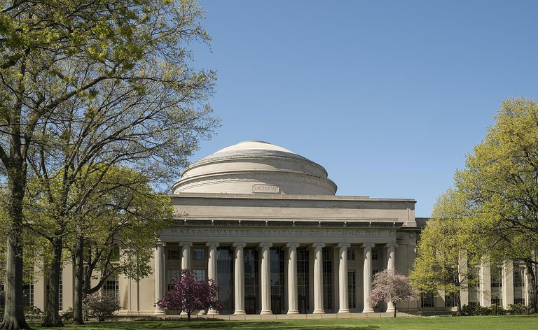 MIT-bygningen. Den kuppelformede bygningen på Massachusetts Institute of Technology på campus.