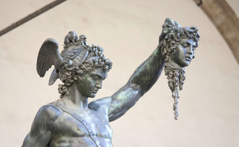 Perseu segurando a cabeça da Medusa, estátua de bronze criada por Benvenuto Cellini