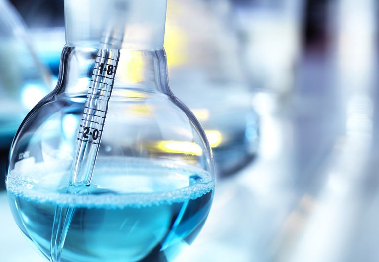 Zarówno molowość, jak i molowość są jednostkami stężenia roztworu chemicznego.
