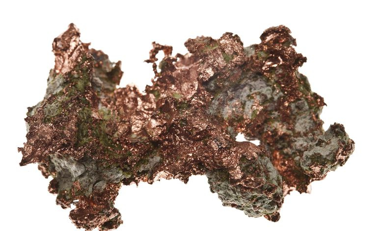 O cobre é um dos relativamente poucos elementos encontrados no estado nativo. Você pode ver o metal de cobre neste espécime de uma mina de Minnesota.
