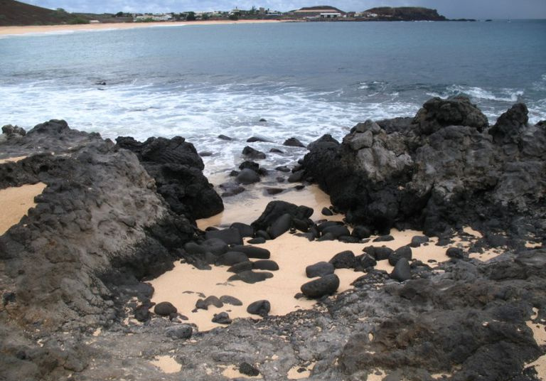 Svarte magmatiske bergarter (vulkaniske) på Ascension Island